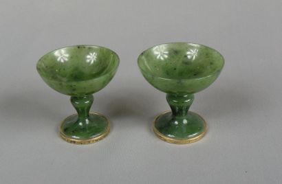 Deux coupes sur pied en jadéite épinard,...