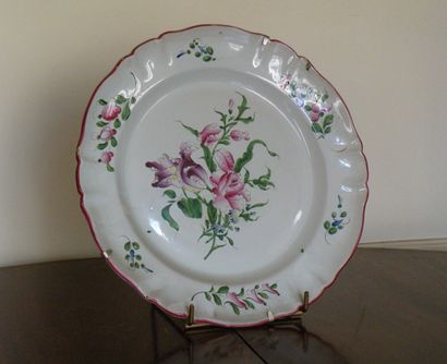 EST
Plat en faïence à décor polychrome.

D....