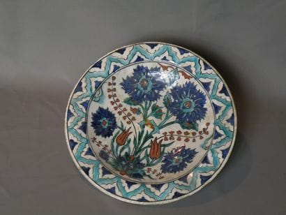 Plat rond en faïence à décor de fleurs dans...