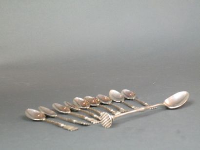 Suite de dix-sept cuillères à moka en argent,...