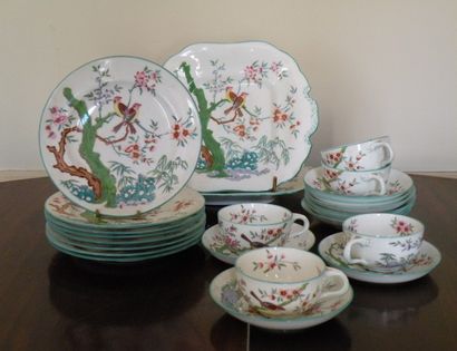 MINTON
Service à dessert comprenant six tasses,...