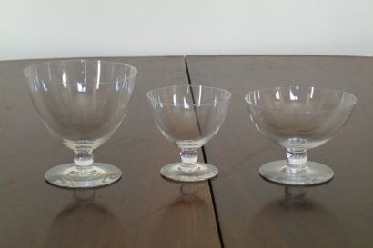 Service de quarante-six verres en cristal...