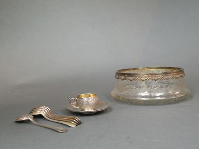 Une tasse en argent et sa sous tasse, poinçon...