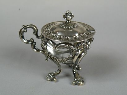 Moutardier tripode en argent de style Louis...