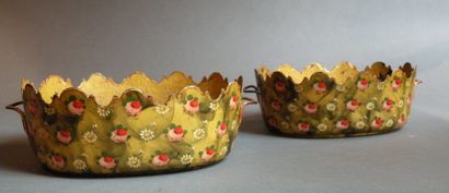 Paire de verrières en tôle laquée à décor...