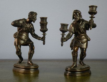 Paire de candélabres en bronze à décor de...