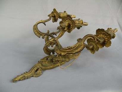 Applique à cinq bras de lumière en bronze...