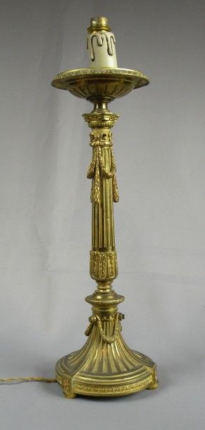 Pied de lampe en bronze de style Louis XVI.

H....
