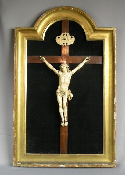 Christ en croix.

Ivoire sculpté d'époque...