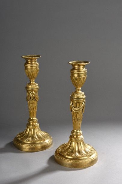 Paire de bougeoirs en bronze ciselé et doré,...