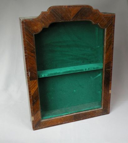 Petite vitrine, d’époque Louis XV

Marquetée...