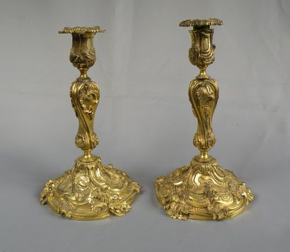 Paire de bougeoirs en bronze doré de style...