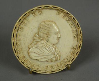 Medaille en ivoire représentant le profil...
