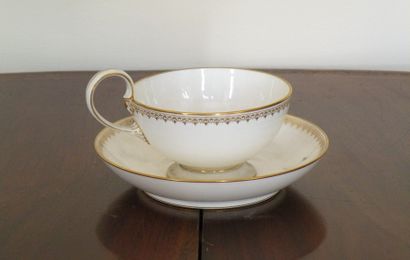SÈVRES
Tasse à thé en porcelaine blanche...
