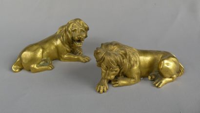 Paire de lions en bronze ciselé et doré du...
