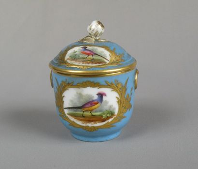 Pot à fard en porcelaine à fond bleu à décor...