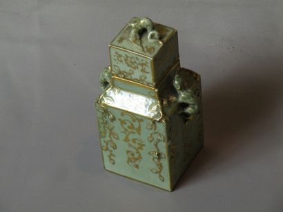 Flacon en porcelaine à fond vert, à décor...
