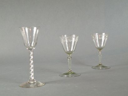 Paire de verres à pied en verre gravé du...