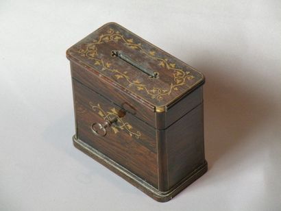 Tirelire en palissandre et incrustation de...