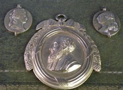 Lot de deux portes montres en bronze représentant...