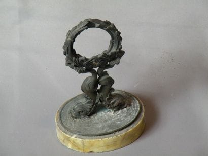 Porte montre en bronze patiné et base en...
