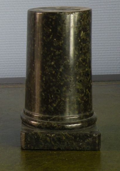 Demi colonne en marbre serpentine.

H. 19...