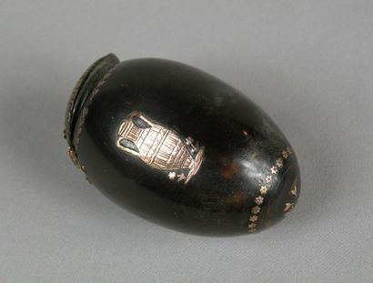 Oeuf en écaille piquetée d'or à decor de...