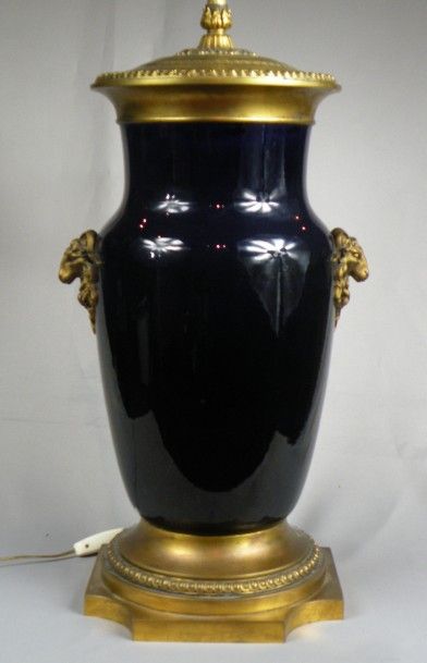 Vase en porcelaine de Sèvres monté en lampe,...