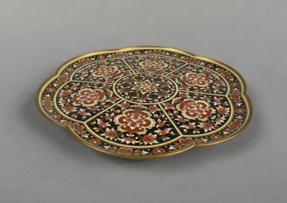 Coupe sur pied en bronze et émaux cloisonnés...