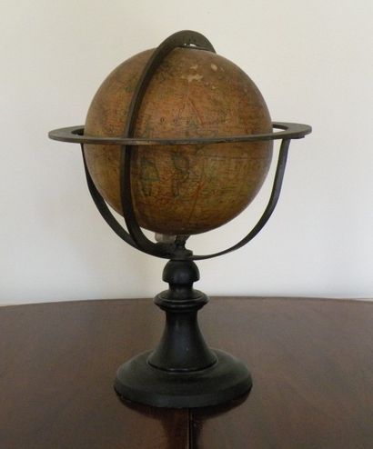 Globe terrestre d'après Forest reposant sur...
