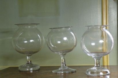 Trois verres à sangsues datant du XIXe siècle.

H....