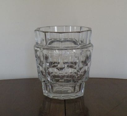 Vase en cristal de Baccarat (égrenures).

H....