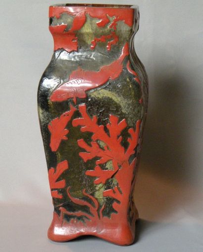 Important vase en verre overlay à décor de...