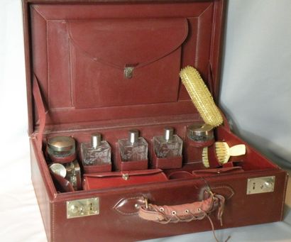 Valise en cuir nécessaire de toilette monture...