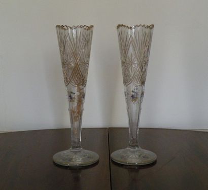 Paire de vases cornet en cristal émaillé...