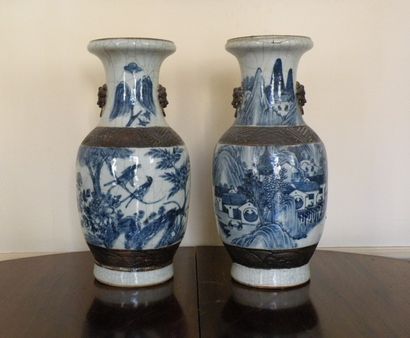 Paire de vases en porcelaine de la Chine...