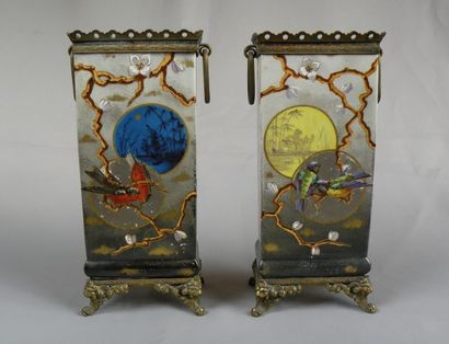 Paire de vases rectangulaires, dans le goût...