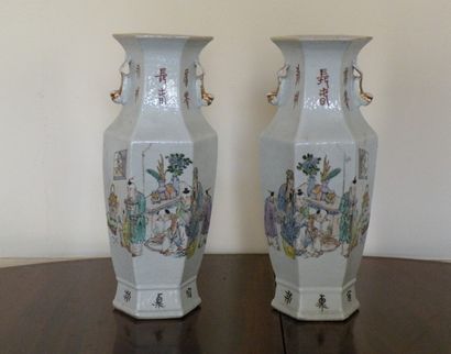 Paire de vases en porcelaine de la Chine...