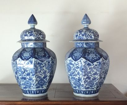 Paire de potiches couvertes en porcelaine,...