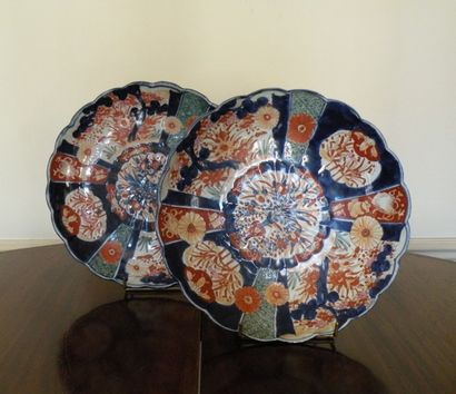Paire de plats en porcelaine Imari XIXe siècle.

D....