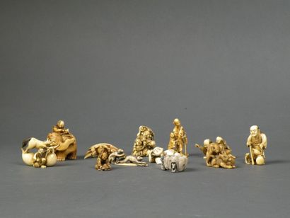 Lot de 12 netsukes en ivoire sculpté.
Japon...