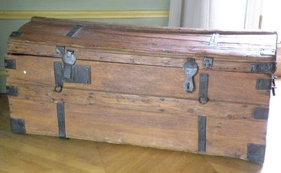 Gros coffre en chêne, XVIIIème siècle.

H....