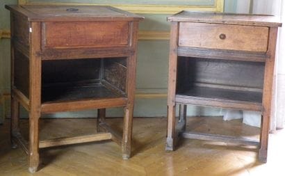 Deux tables de nuit en bois naturel, travail...