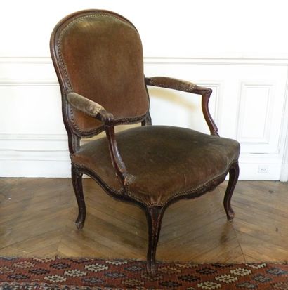 Fauteuil à dossier plat en bois mouluré estampillé...