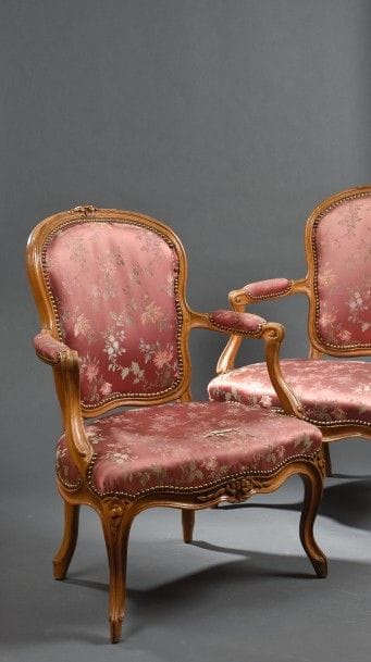 Paire de fauteuils estampillés L. Delanois,...