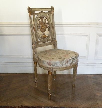 Chaise en bois sculpté et doré à décor ajouré...