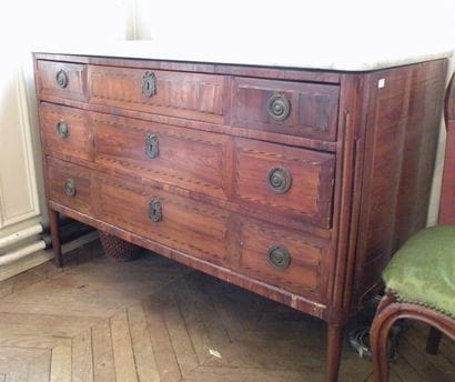 Commode en placage de bois de rose et encadrements...