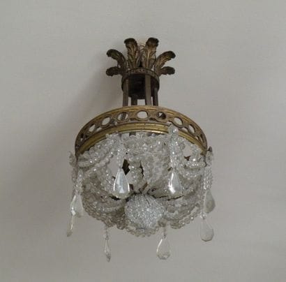 Petit lustre en bronze et pampilles.

H....