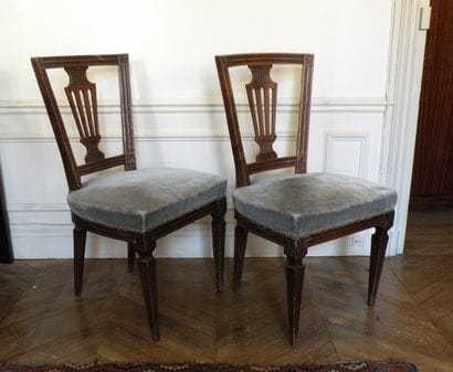Suite de huit chaises en bois naturel mouluré...