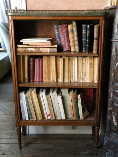 Bibliothèque basse de style Louis XVI.

H....
